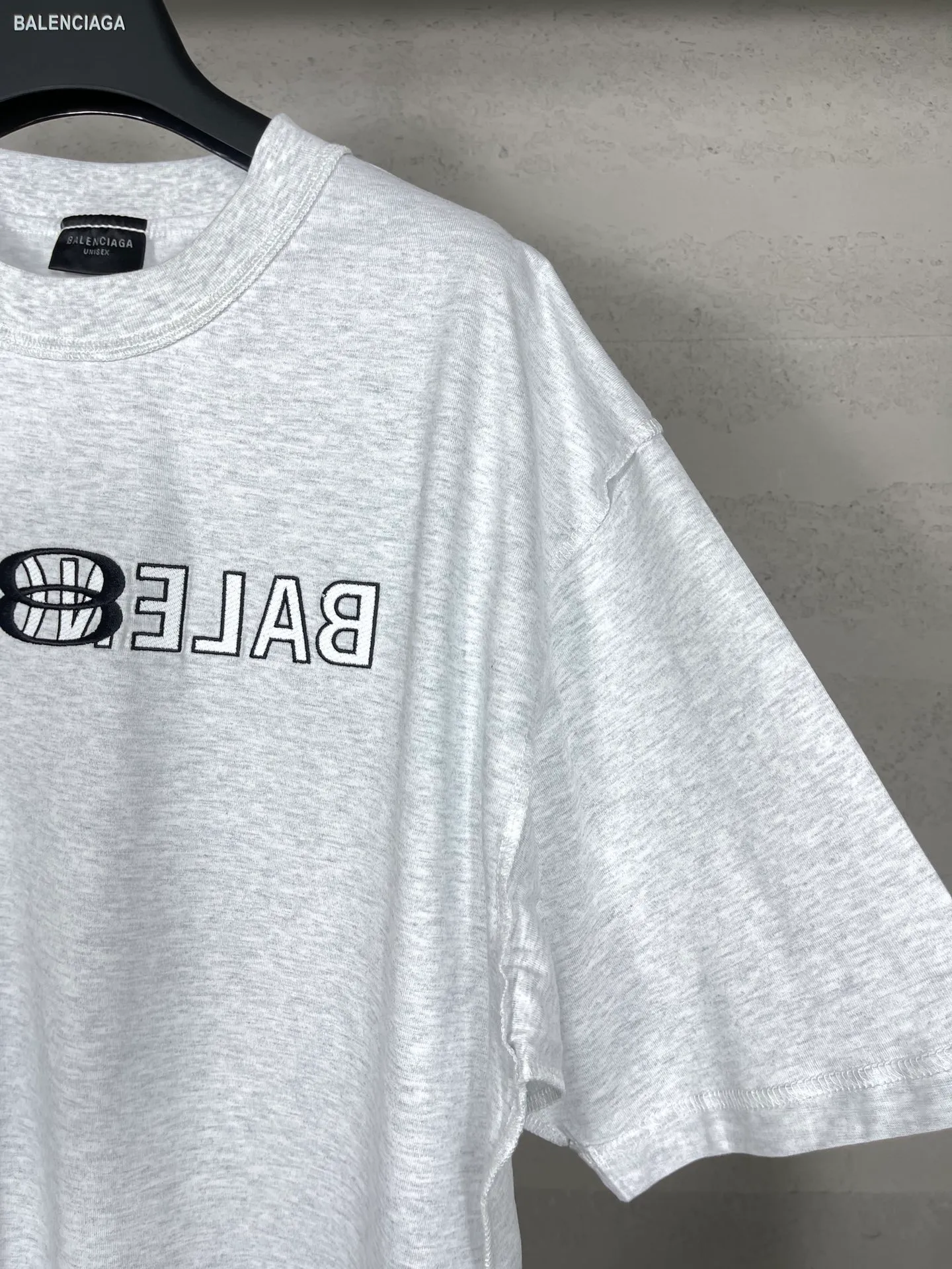 【 . Quality】BALENCI*GA/ #2024New Arrival LOGO 。 Y ， 。#2024 ZP 、 260 ， . ， 。 。Classic LOGO 。 ， 。 , OS . Same Style ：BL 223352 ：Black.Light Gray Size：XS L